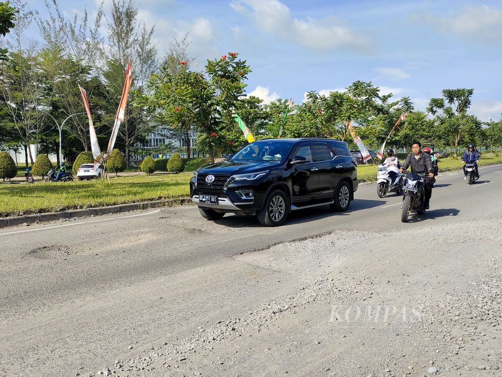 Kondisi jalan menuju Gerbang Tol Itera Kotabaru, Kabupaten Lampung Selatan, Lampung, Selasa (4/4/2023).