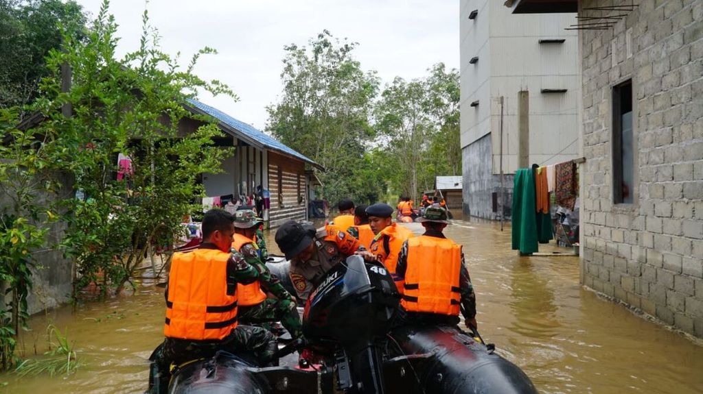 Tim gabungan dari Pemerintah Provinsi Kalteng menyisir kawasan banjir di Kapuas Tengah, Kabupaten Kapuas, Kalteng, Sabtu (1/4/2023). Setidaknya empat kabupaten di Kalteng terendam banjir.