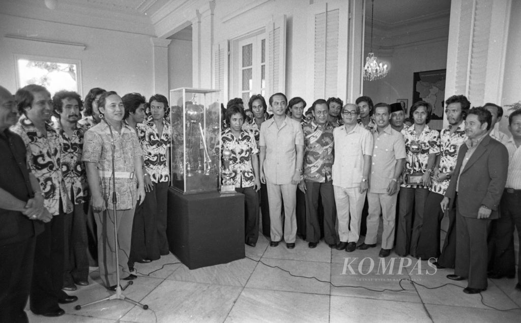 Gubernur DKI Jakarta Ali Sadikin berfoto dengan skuad Persija Jakarta dan trofi Marah Halim di kantor Balai Kota DKI, 5 April 1977. Trofi itu menjadi salah satu gelar turnamen yang diraih Persija pada dekade 1970-an.