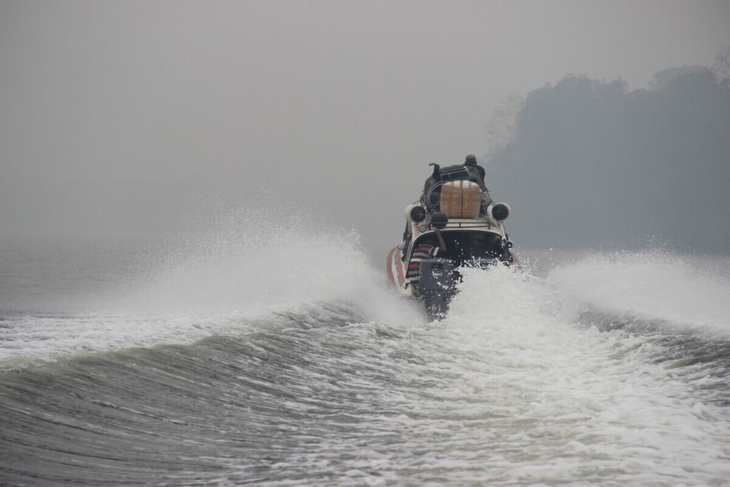 Perahu cepat rute Sukadana, Kabupaen Kayong Utara-Pontianak, Kalimantan Barat, menembus kabut asap, Oktober 2015. 