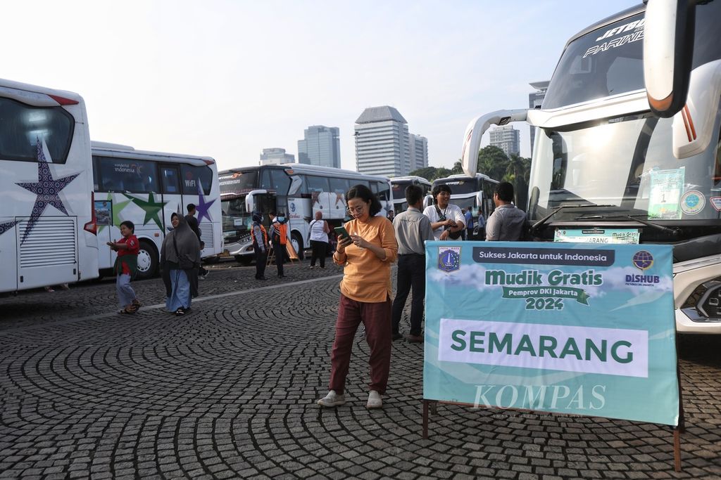 Peserta mudik gratis menunggu bus diberangkatkan dari kawasan Monas, Jakarta, Kamis (4/4/2024). 