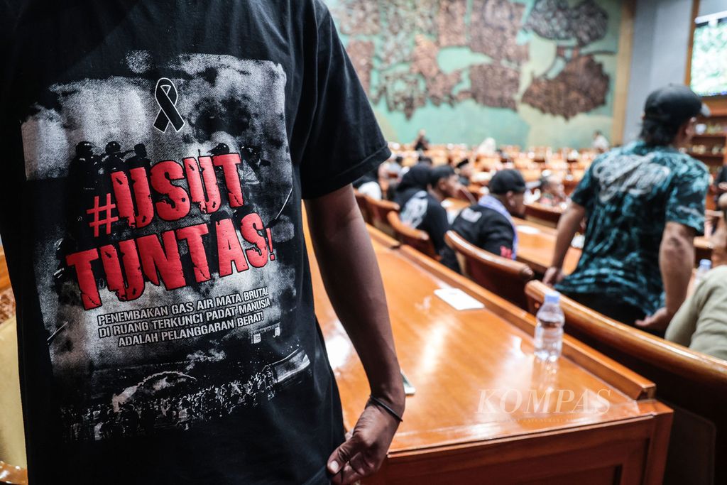 Salah satu relawan mengenakan kaos penuntasan Tragedi Kanjuruhan saat mengikuti rapat dengar pendapat dengan Komisi X DPR di Kompleks Parlemen, Senayan, Jakarta, Rabu (18/1/2023). 