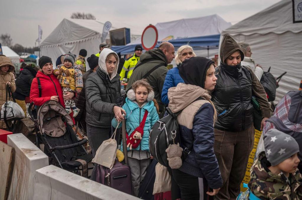 Pengungsi Ukraina mengantre berderet sebelum diangkut menuju perlintasan di Medyka, di perbatasan Ukraina-Polandia pada Selasa (29/3/2022).