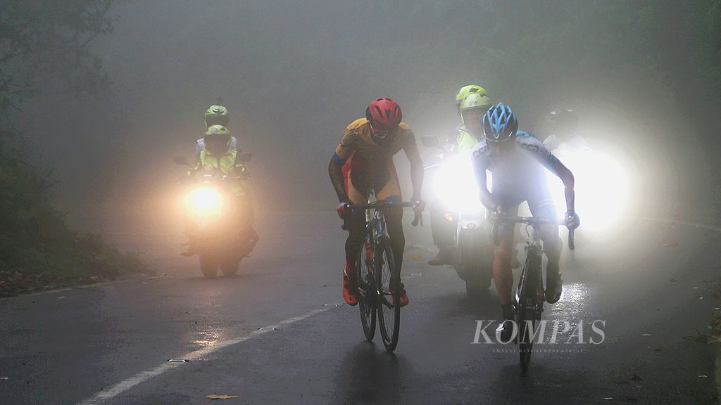 Para pebalap menembus kabut di kawasan Gitgit, Buleleng, Bali, dalam etape keempat atau terakhir Tour de Indonesia 2018, Minggu (28/1). Pebalap dari Thailand Continental Cycling Team, Peerapol Chawchiangkwang, menjadi yang tercepat dalam etape terakhir ini dengan catatan waktu 4 jam 20 menit 58 detik. Pada etape Gilimanuk-Denpasar ini, tak satu pun pebalap Indonesia  naik podium.