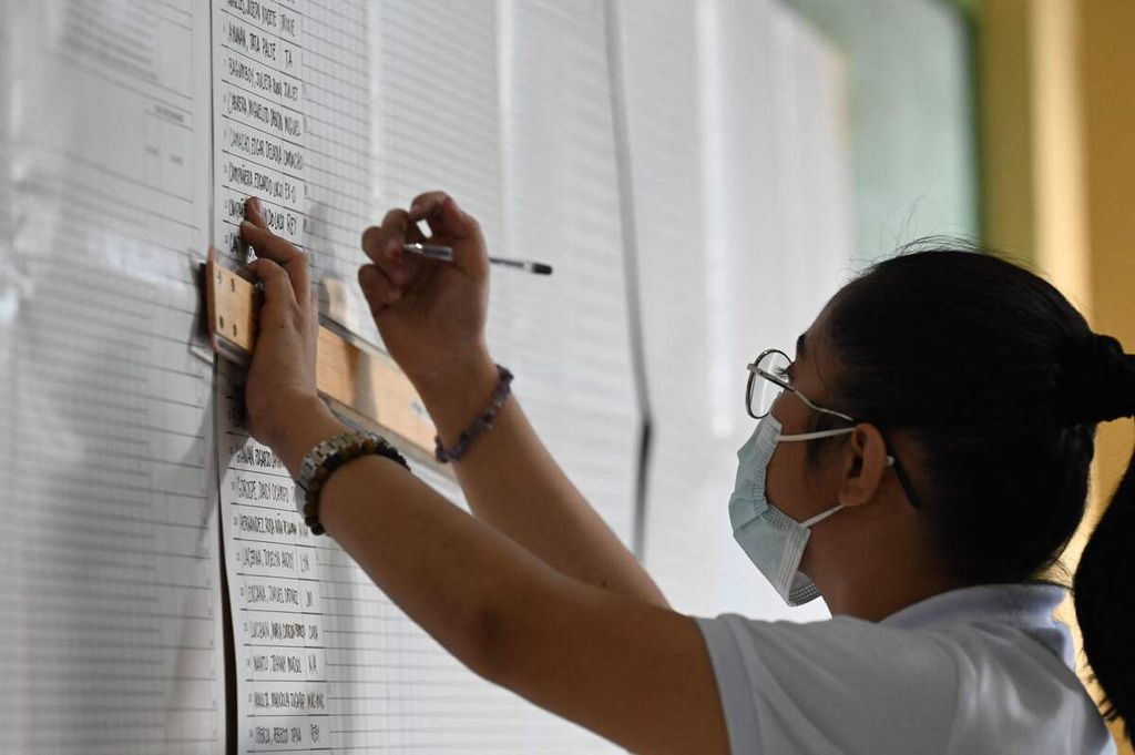 Seorang petugas pemungutan suara tengah mencatat perolehan suara pemilu lokal di sebuah tempat pemungutan suara di Manila, Filipina, Senin (30/10/2023).