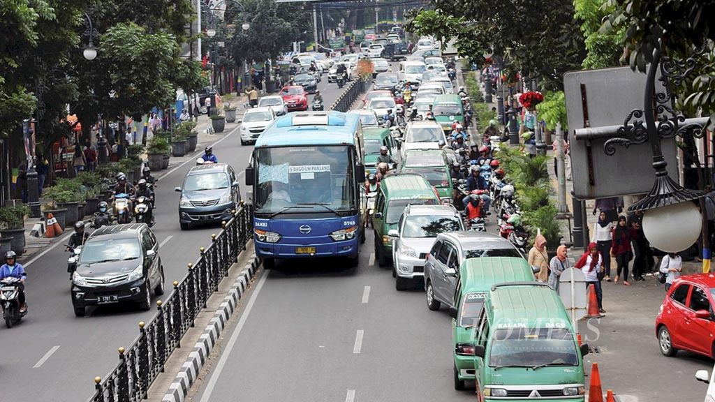 Sejumlah angkutan kota yang mengetem menyebabkan kemacetan di Jalan Merdeka, Kota Bandung, Jawa Barat, Sabtu (2/9/2017). Penataan transportasi masih menjadi pekerjaan rumah bagi Pemerintah Kota Bandung untuk mengurangi kemacetan di kota tersebut.