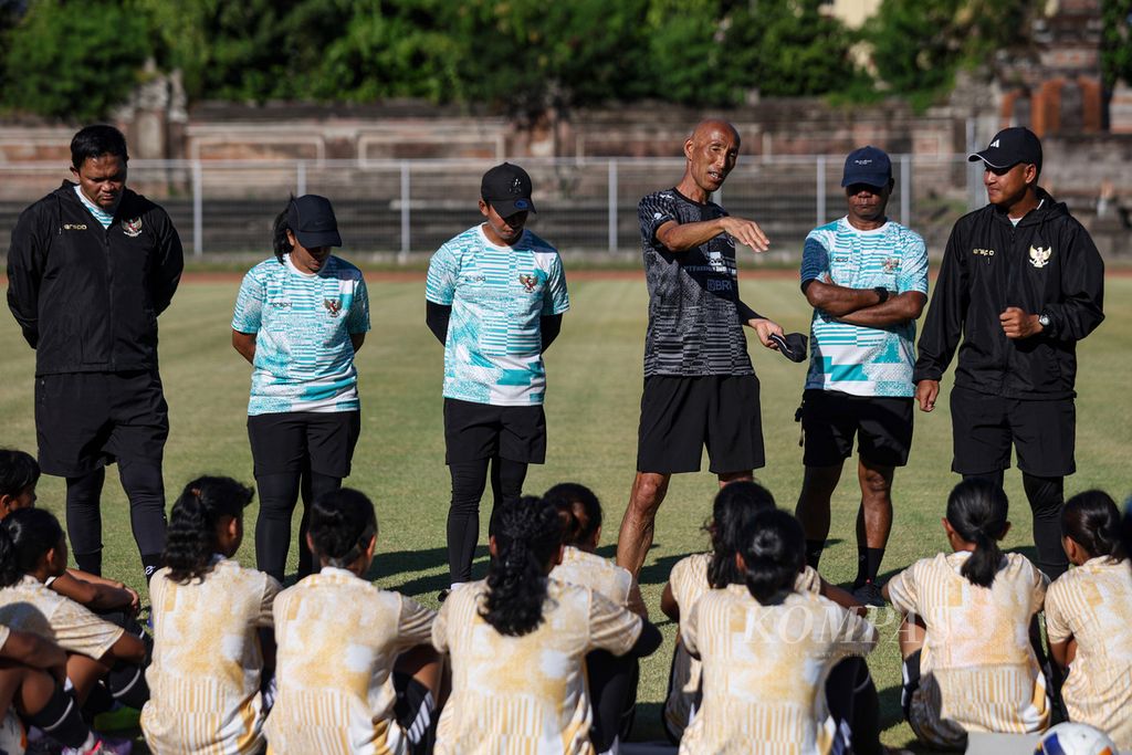 Pelatih tim putri Indonesia U-17, Satoru Mochizuki (ketiga dari kanan), memberikan instruksi kepada para pemain dalam latihan di Stadion Ngurah Rai, Denpasar, Bali, Selasa (7/5/2024). Tim putri Indonesia U-17 melakukan latihan menjelang pertandingan melawan tim putri Korea Selatan U-17. 