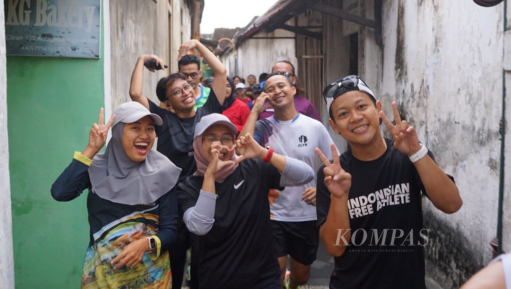 Keceriaan para pelari dari sejumlah komunitas mengikuti The Tour di kawasan Kotagede, Kota Yogyakarta, Daerah Istimewa Yogyakarta, Sabtu (8/7/2023). 