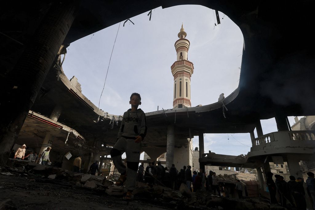 Warga Palestina memeriksa kerusakan di reruntuhan masjid setelah serangan bom Israel di Rafah, Jalur Gaza selatan, di tengah pertempuran yang sedang berlangsung antara Israel dan kelompok Hamas, Senin (12/2/2024). 