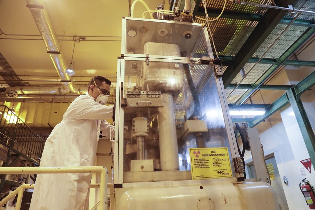 Seorang pranata nuklir dari Badan Tenaga Nuklir Nasional (Batan) membuat pelet dari serbuk uranium untuk dijadikan bahan bakar reaktor nuklir di Pusat Teknologi Bahan Bakar Nuklir, Pusat Penelitian Ilmu Pengetahuan dan Teknologi, Serpong, Tangerang Selatan, Banten, September 2019.  