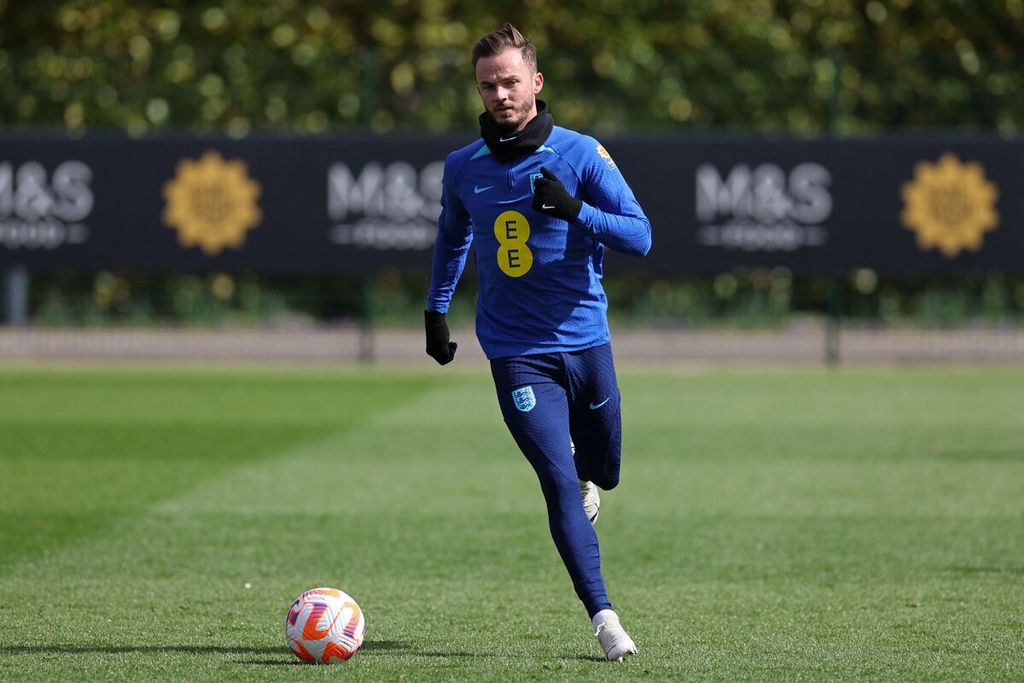 Gelandang tim nasional Inggris James Maddison mengikuti latihan timnas Inggris di fasilitas latihan Tottenham Hotspur, Enfield, London utara, Sabtu (25/3/2023).