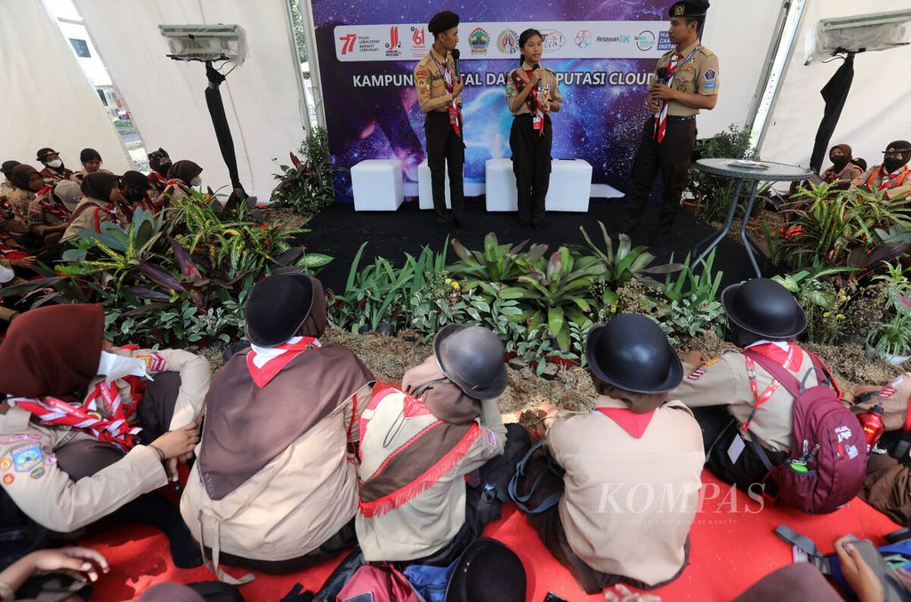 Participants of the Scout Movement National Jamboree contingent attend a digital village presentation session at Buperta, Cibubur, Jakarta, on Friday (19/8/2022).