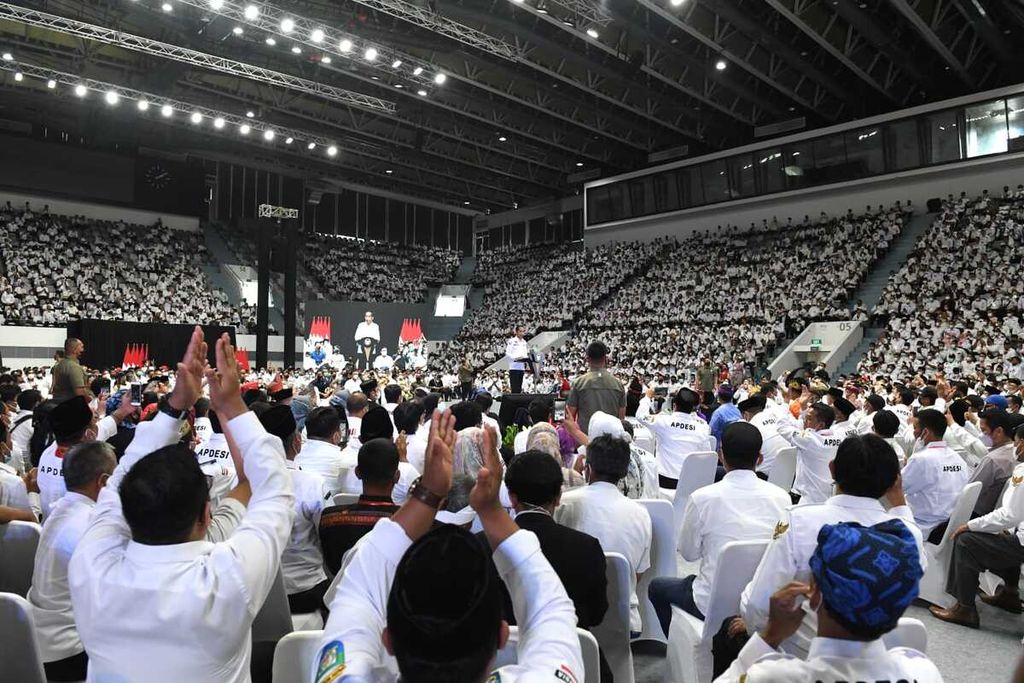 Presiden Joko Widodo memberikan sambutan dalam pembukaan Silaturahmi Nasional Asosiasi Pemerintah Desa Seluruh Indonesia (Apdesi) di Istora Senayan, Jakarta, Selasa (29/3/2022). 