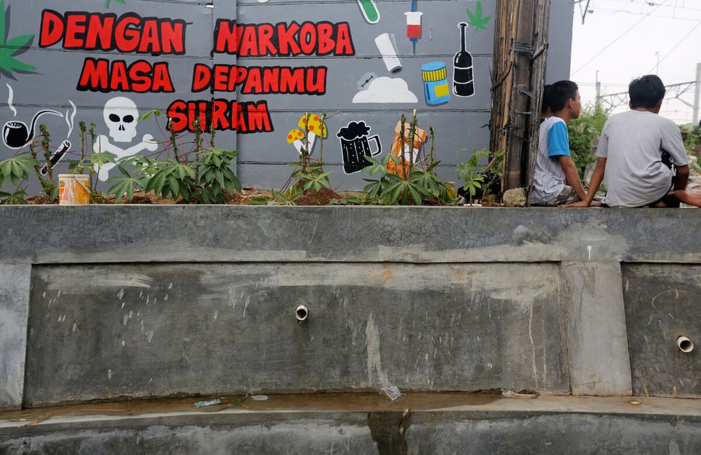 Mural bertema imbauan menjauhi narkoba menghiasi perkampungan di RW 001 Rawa Bunga, Jatinegara, Jakarta Timur, Kamis (16/12/2021). Kampung yang dulunya kumuh ini ditata menjadi kampung yang menarik. Melalui program Collaborative Implementation Program RW 001 Rawa Bunga, Jatinegara.