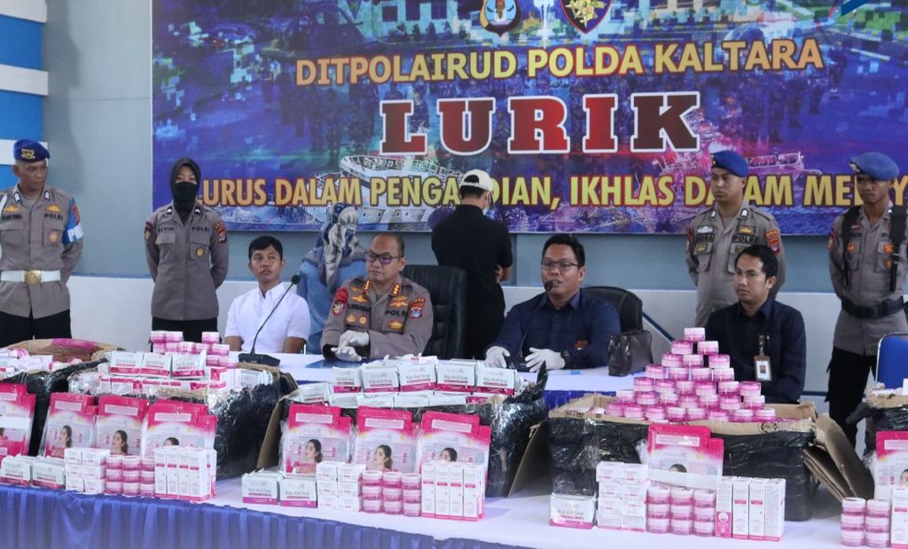 Suasana siaran pers penyitaan kosmetik ilegal dan berbahaya di Kota Tarakan, Kalimantan Utara, Senin (13/3/2023). 