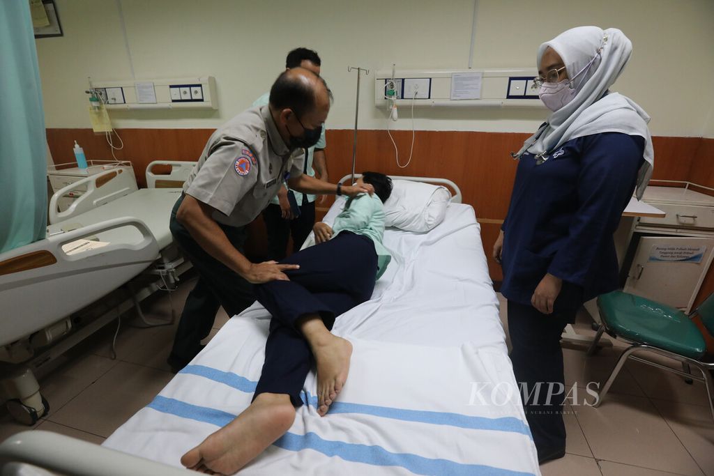 Petugas Badan Penanggulangan Bencana Daerah DKI mengarahkan posisi aman bagi pasien kepada perawat dan dokter saat berlangsung sosialisasi dan simulasi bencana gempa bumi di RSUD Kemayoran, Jakarta Pusat, Selasa (18/10/2022).