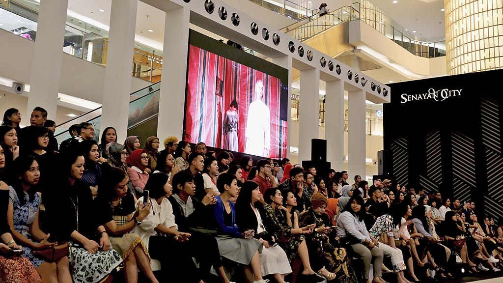 Pergelaran mode tenun baduy dari Lekat di peluncuran film fashion dokumenter Baduy-London Direct di The Atrium, Senayan City, Rabu (12/4).