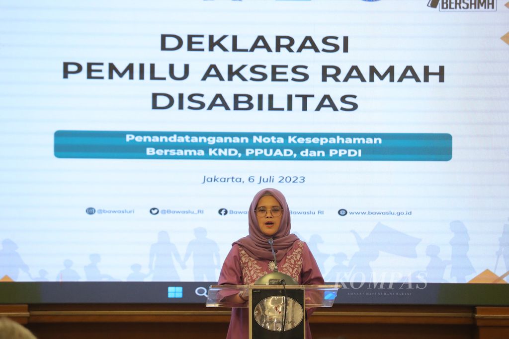 Pelaksana Harian (Plh) Badan Pengawas Pemilu (Bawaslu) Lolly Suhenty memberi sambutan di acara deklarasi pemilu ramah disabilitas yang diselenggarakan oleh Bawaslu di Hotel Grand Sahid Jaya, Jakarta, Kamis (6/7/2023). Bawaslu bersama Komisi Nasional Disabilitas (KND), Pusat Pemilihan Umum Akses Disabilitas (PPUAD), dan Persatuan Penyandang Disabilitas Indonesia (PPDI) mendeklarasikan pemilu ramah disabilitas. Deklarasi ini bertujuan untuk melakukan kolaborasi pencegahan, pengawasan, serta menindaklanjuti segala pelanggaran hak-hak politik kepada golongan disabilitas di Pemilu 2024. Salah satu poin deklarasi itu berbunyi "Meningkatkan kesadaran dan pemahaman yang benar dan sama tentang kesetaraan penyandang disabilitas dan ragamnya di sektor kepemiluan". Acara ini juga turut dihadiri penyanyi yang sempat tampil di America's Got Talent, Putri Ariani.