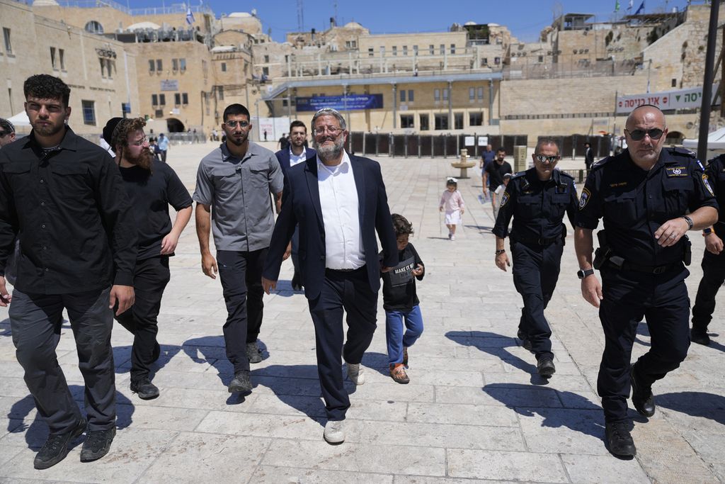 Menteri Keamanan Nasional Israel Itamar Ben-Gvir (tengah) berjalan menuju kompleks Masjid Al-Aqsa di Jerusalem, Selasa (13/8/2024).