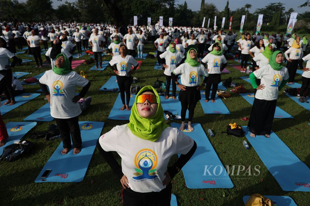 Peserta melakukan gerakan yoga saat mengikuti peringatan Hari Yoga Internasional di kompleks Taman Wisata Candi Prambanan, Sleman, DI Yogyakarta, Selasa (21/6/2022). 