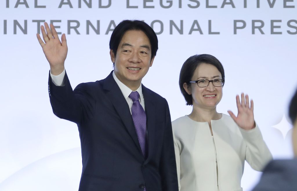 Wakil Presiden Taiwan dan calon presiden dari Partai Progresif Demokratik (DPP) Lai Ching-te atau William Lai (kiri) bersama calon wapres Hsiao Bi-khim melambaikan tangan dalam jumpa pers, di Taipei, Selasa (9/1/2024). 