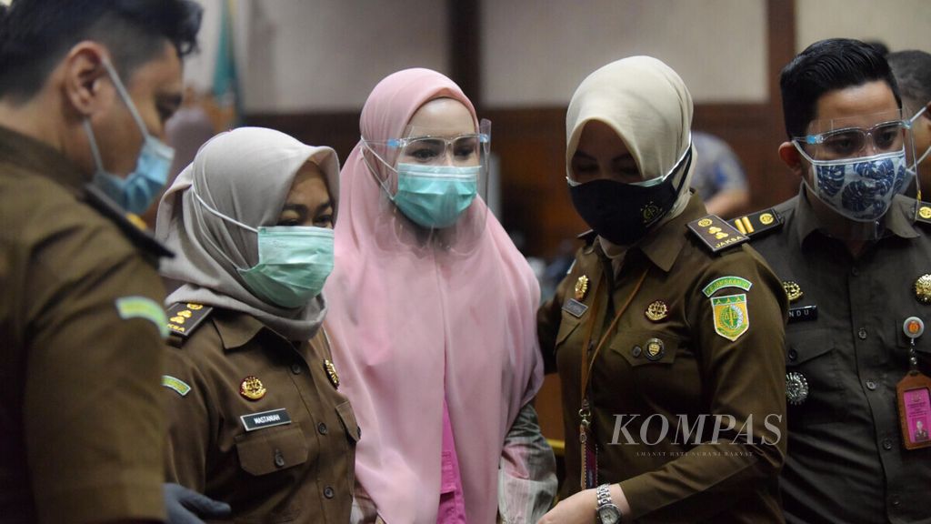 Petugas mengawal Jaksa Pinangki Sirna Malasari keluar ruang sidang seusai menjalani sidang dakwaan di Pengadilan Tindak Pidana Korupsi pada Pengadilan Negeri Jakarta Pusat, Rabu (23/9/2020). 