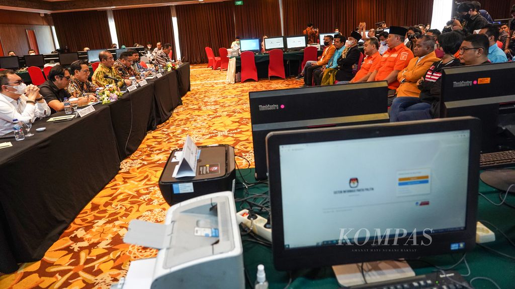Suasana saat KPU, Bawaslu, dan DKPP bertemu dengan sejumlah perwakilan partai politik dalam Pengumuman Rekapitulasi Hasil Verifikasi Administrasi Calon Partai Politik Peserta Pemilu 2024 di Hotel Borobudur, Jakarta, Jumat (14/10/2022). 