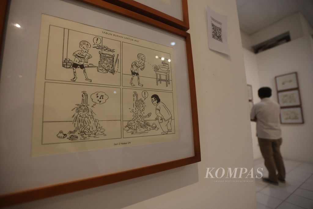 Pengunjung menyaksikan Pameran Gambar Lelucon Goei Kwat Siong: Erica Bercanda Bersama Si A Piao di Bentara Budaya Yogyakarta, Kotabaru, Yogyakarta, Rabu (22/2/2023). 