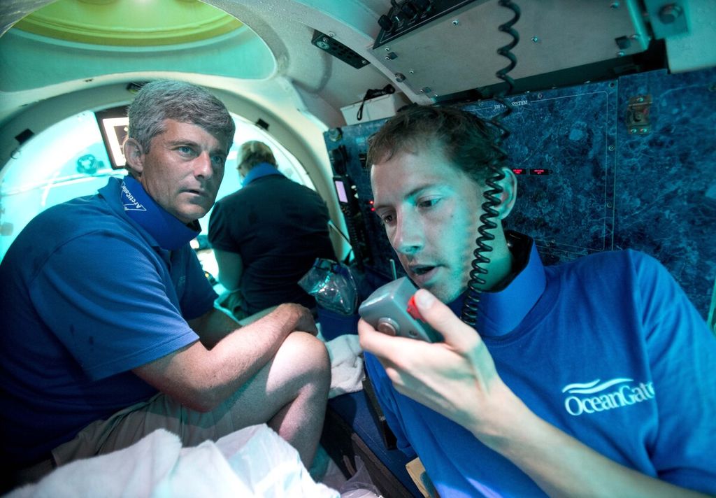 Arsip. Pilot kapal selam Randy Holt (kanan) berkomunikasi dengan kapal pendukung saat dia dan Stockton Rush (kiri), CEO dan salah satu pendiri OceanGate, menyelam di kapal selam perusahaan, "Antipodes", sekitar tiga mil lepas pantai Fort Lauderdale, pada 28 Juni 2013. 