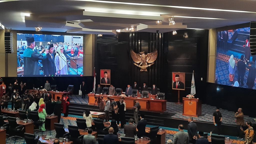 Rani Mauliani from the Gerindra Party Faction (on the right) and Khoirudin (on the left) were inaugurated as the Vice Chairpersons of the Jakarta Regional People's Representative Council for the remainder of the 2019-2024 term. The inauguration was carried out in a Plenary Meeting of the Jakarta Regional People's Representative Council on Thursday (2/6/2022).