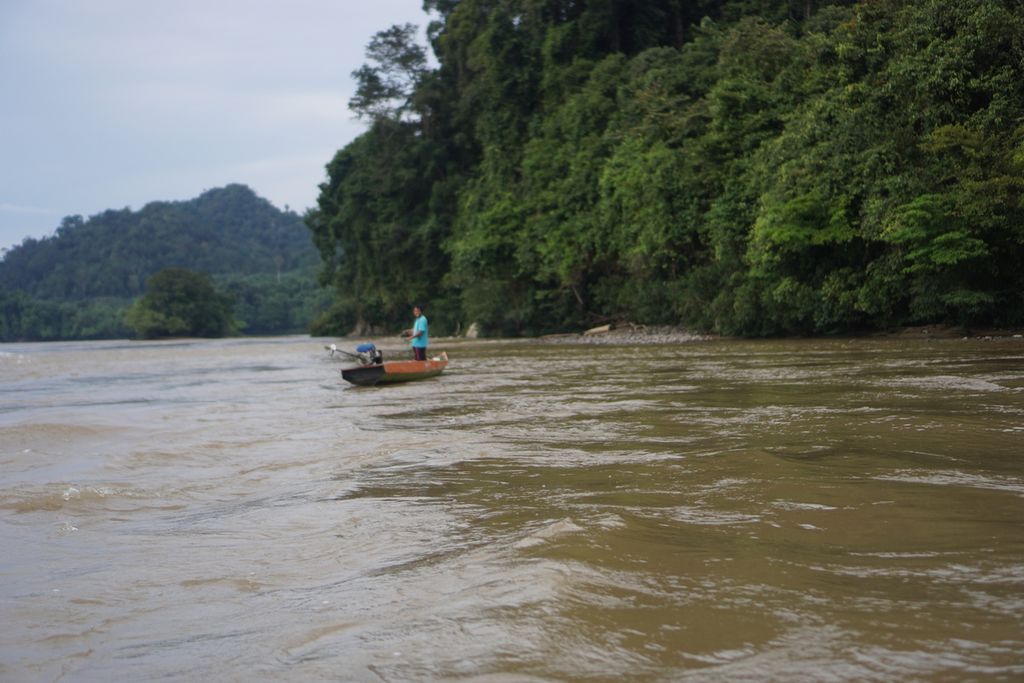 Seorang warga berperahu di perairan Sungai Kayan yang melintasi Desa Long Peleban, Kecamatan Peso, Kabupaten Bulungan, Kalimantan Utara, Minggu (22/10/2023).