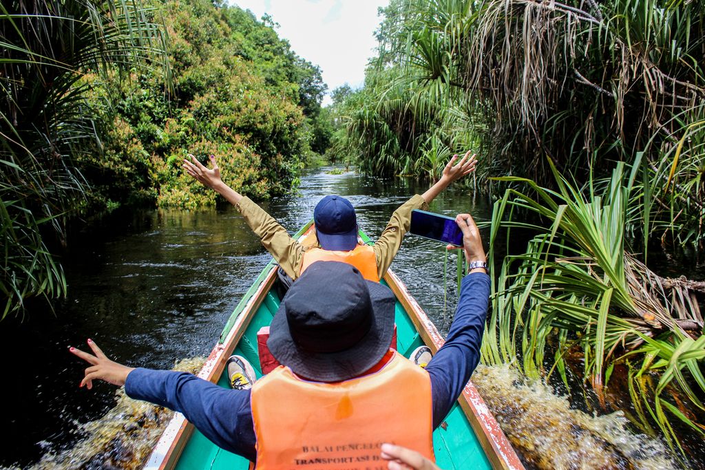 Para pengunjung dari Borneo Nature Foundation (BNF) menikmati perjalanan susur sungai di wilayah Sungai Koran, Taman Nasional Sebangau, Kalteng, Kamis (11/11/2021). Tak hanya keindahan alam, susur sungai di wilayah itu menjadi pengalaman baru bagi mereka yang belum pernah masuk ke hutan gambut.