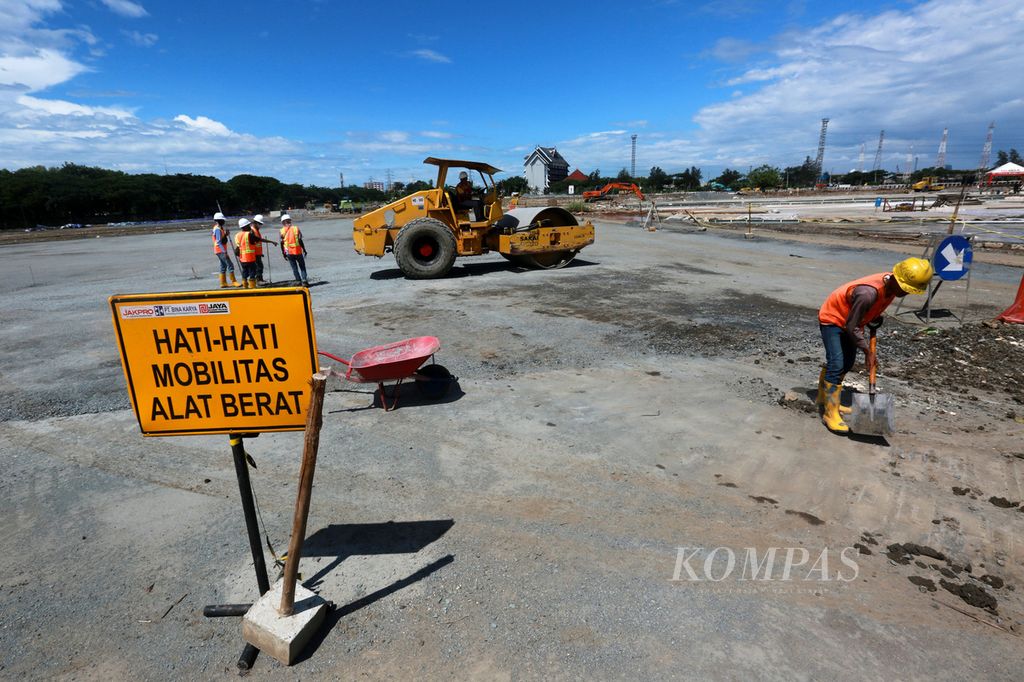 Pengerjaan pembangunan lintasan balap untuk gelaran Formula E di kawasan Ancol, Jakarta Utara yang telah mencapai 52 persen, Minggu (6/3/2022). 