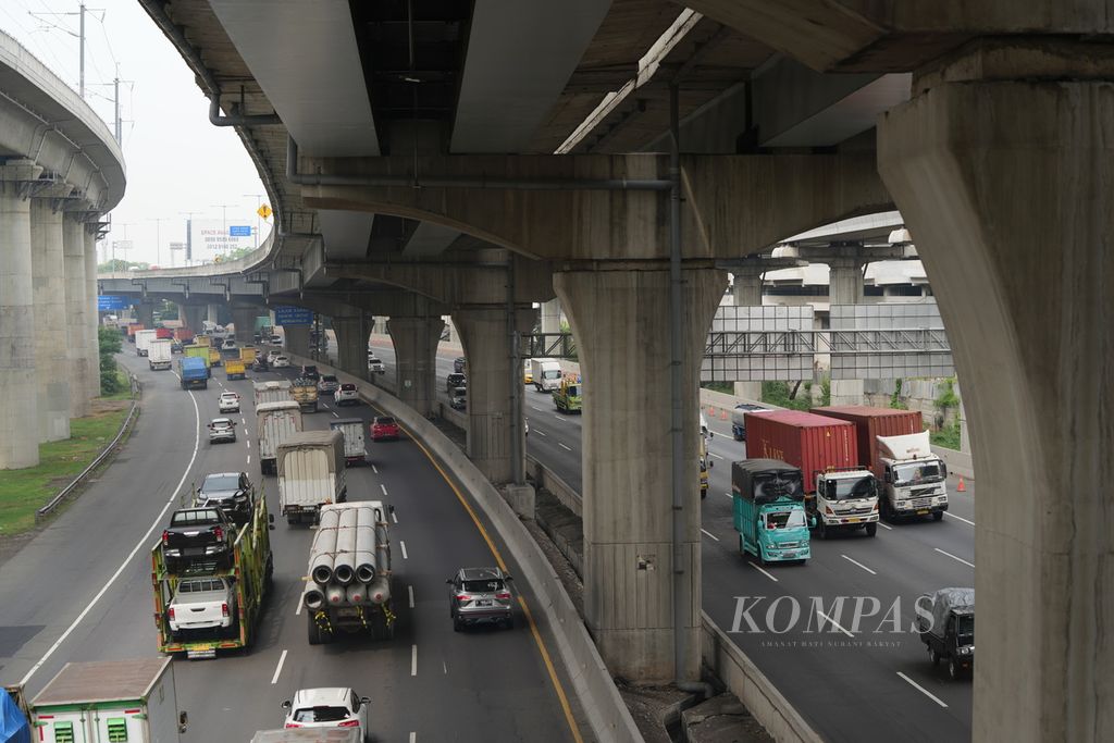 Kendaraan melintas di Jalan Tol Jakarta-Cikampek, Kota Bekasi, Jawa Barat, Rabu (22/11/2023). Kementerian Perhubungan memprediksi potensi pergerakan masyarakat mencapai 39,8 persen atau 107,63 juta orang pada libur Natal 2023 dan Tahun Baru 2024. 