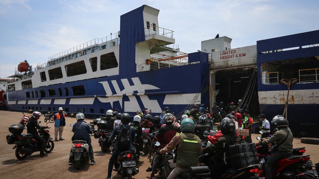  Pemudik bersepeda motor bersiap memasuki feri di Pelabuhan Ciwandan, Cilegon, Banten, Selasa (18/4/2023). 