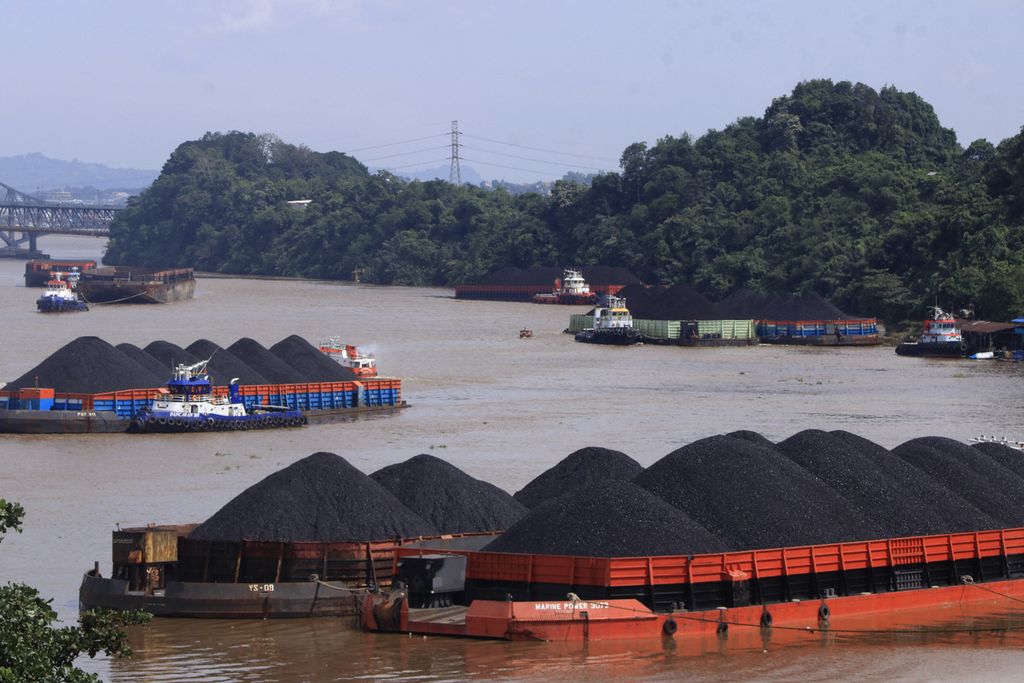 Batubara diangkut melalui sungai, di Samarinda, Kalimantan Timur, Januari 2022. 