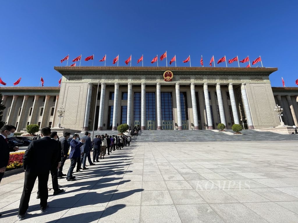 Wartawan-wartawan peliput Kongres Nasional Partai Komunis China ke-20 sedang antri untuk masuk ke Balai Agung Rakyat, Minggu (23/10/2022).