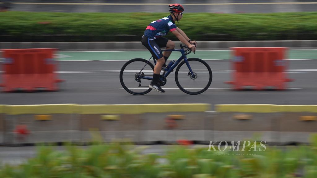 Pengguna sepeda balap (<i>road bike</i>) melaju di luar jalur sepeda yang telah disediakan di Jalan Jenderal Sudirman, Jakarta, Minggu (6/6/2021).