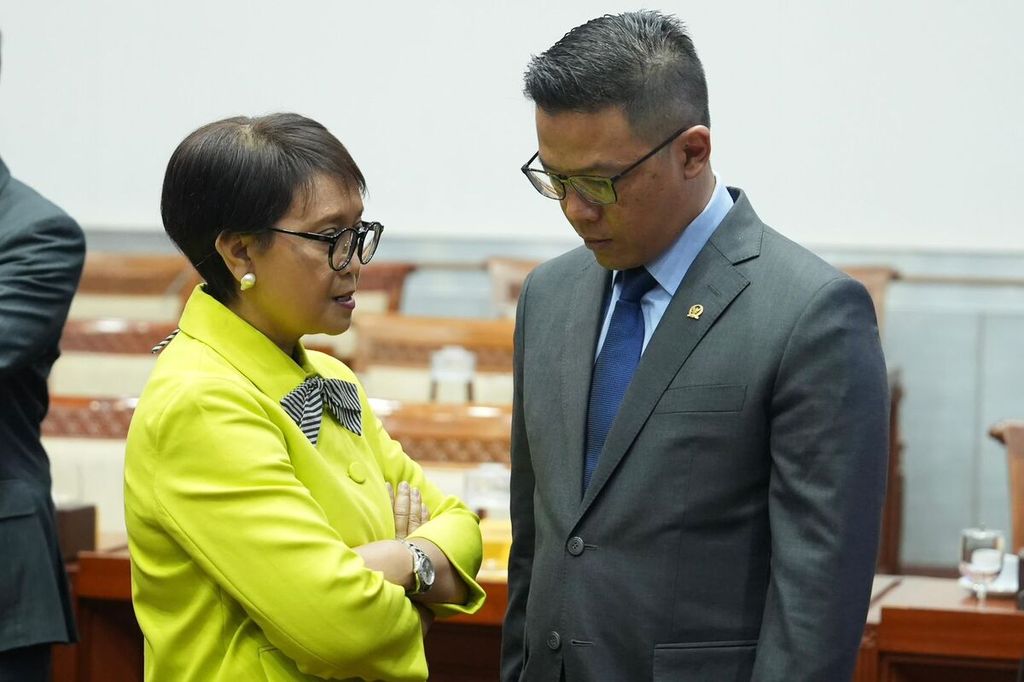 Menteri Luar Negeri RI Retno Marsudi dan Wakil Ketua Komisi I DPR RI Sugiono selepas rapat kerja pada Kamis (12/9/2024) di kantor DPR RI.