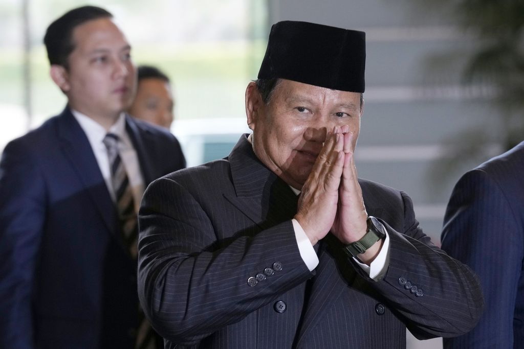 Calon presiden Indonesia pemenang Pemilu 2024, yang juga Menteri Pertahanan, Prabowo Subianto, memberi isyarat salam kepada wartawan saat berjalan untuk bertemu dengan Perdana Menteri Jepang Fumio Kishida di kantor Perdana Menteri di Tokyo, Jepang, Rabu (3/4/2024). 