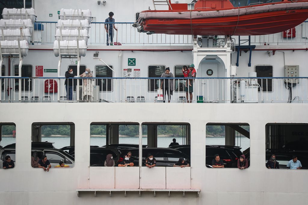 Pemudik menunggu feri bersandar di Pelabuhan Merak, Cilegon, Banten, Selasa (25/4/2023). Para awak kapal tetap bekerja selama masa angkutan Lebaran 2023. Mereka sudah terbiasa merayakan Lebaran tanpa keluarga.