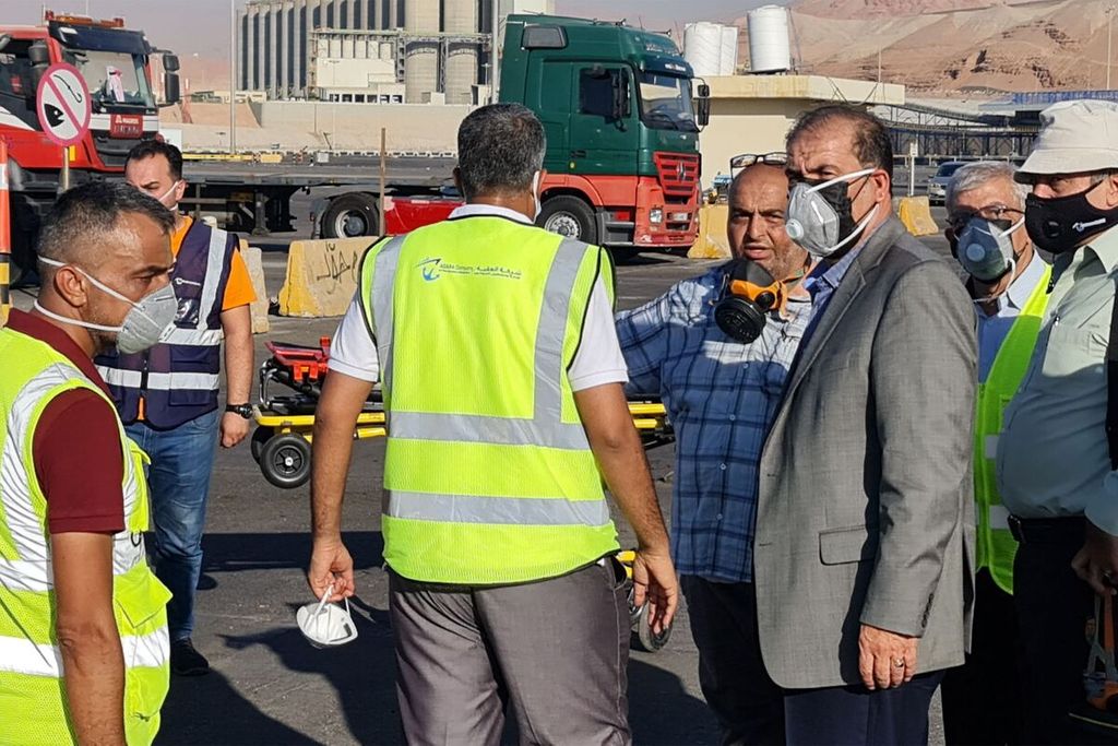 Manajer pelabuhan Aqaba Yordania, Khaled al-Maayta (ketiga dari kanan) tiba di lokasi kecelakaan di Pelabuhan Aqaba, Jordania pada Senin (27/6/2022).