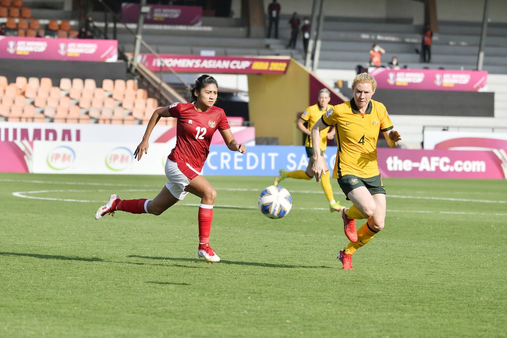 Penyerang Indonesa, Zahra Muzdalifah, beradu lari dengan bek Australia, Clare Polkinghorne, pada laga penyisihan Grup B Piala Asia Putri 2022, Jumat (21/1/2022), di Arena Mumbai Football, Indonesia kalah telak, 0-18, pada laga itu.