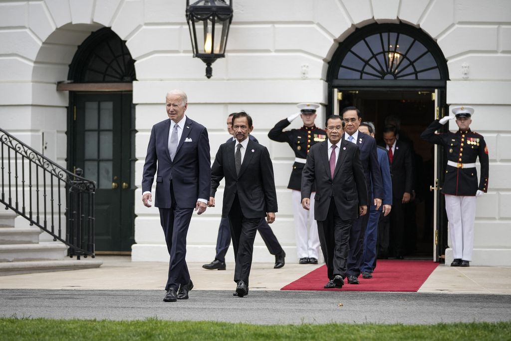 Presiden Amerika Serikat Joe Biden berjalan menuju halaman belakang Gedung Putih untuk sesi foto bersama dengan para pemimpin ASEAN, Kamis (12/5), jelang KTT ASEAN-AS. Dalam KTT ini Pemerintah AS berkomitmen untuk menjalin relasi yang lebih kuat dengan ASEAN, menghadang pengaruh China yang semakin kuat di kawasan.
