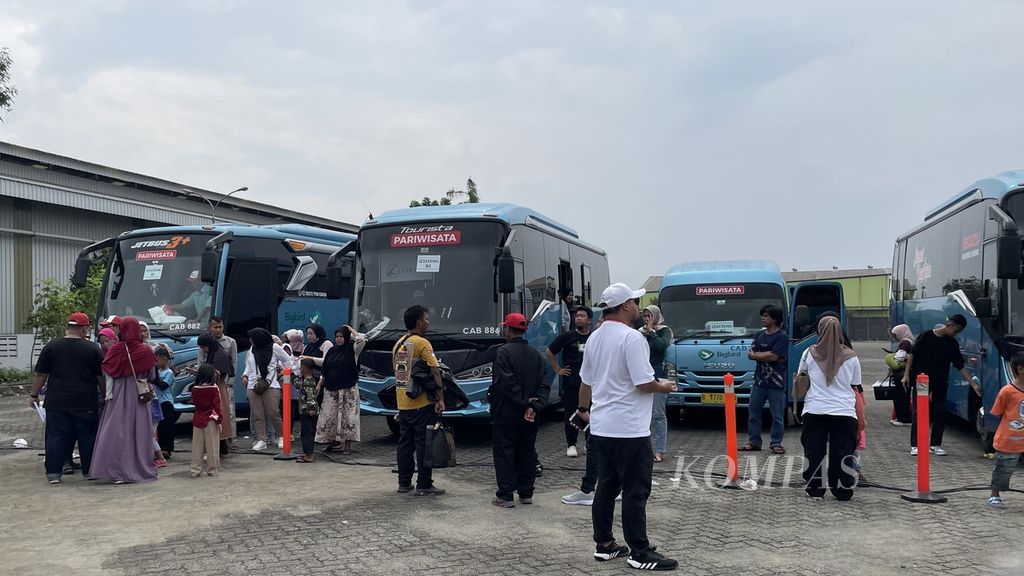 Preparatory atmosphere for the release of the Isuzu Free Homecoming #AccompaniedByAlways fleet in Bekasi, West Java, Friday (5/4/2024).