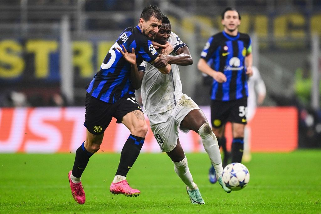 Pemain Inter Milan, Francesco Acerbi (kiri), berebut bola dengan pemain Real Sociedad, Umar Sadiq, pada laga Liga Champions Grup D di Stadion San Siro, Milan, Italia, Rabu (13/12/2023) dini hari WIB. Laga berakhir imbang 0-0.