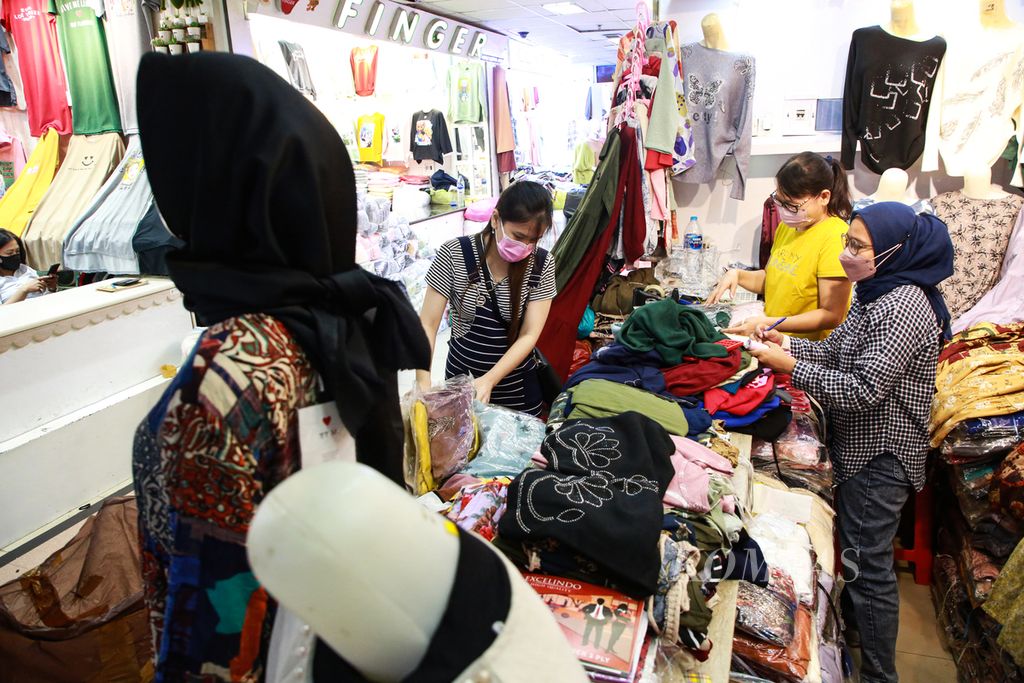 Pedagang melayani pembelian pakaian di salah satu kios di Metro Tanah Abang, Jakarta Pusat, Selasa (1/11/2022). Pemerintah akan memperpanjang kebijakan perlindungan industri tekstil dan produk tekstil domestik dari serbuan produk-produk impor hingga tahun depan.