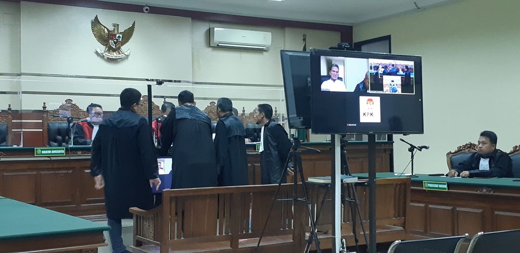 Majelis hakim Tipikor Surabaya menunda sidang pembacaan putusan terhadap terdakwa Bupati Bangkalan nonaktif Abdul Latif Amin Imron, Selasa (15/8/2023). 