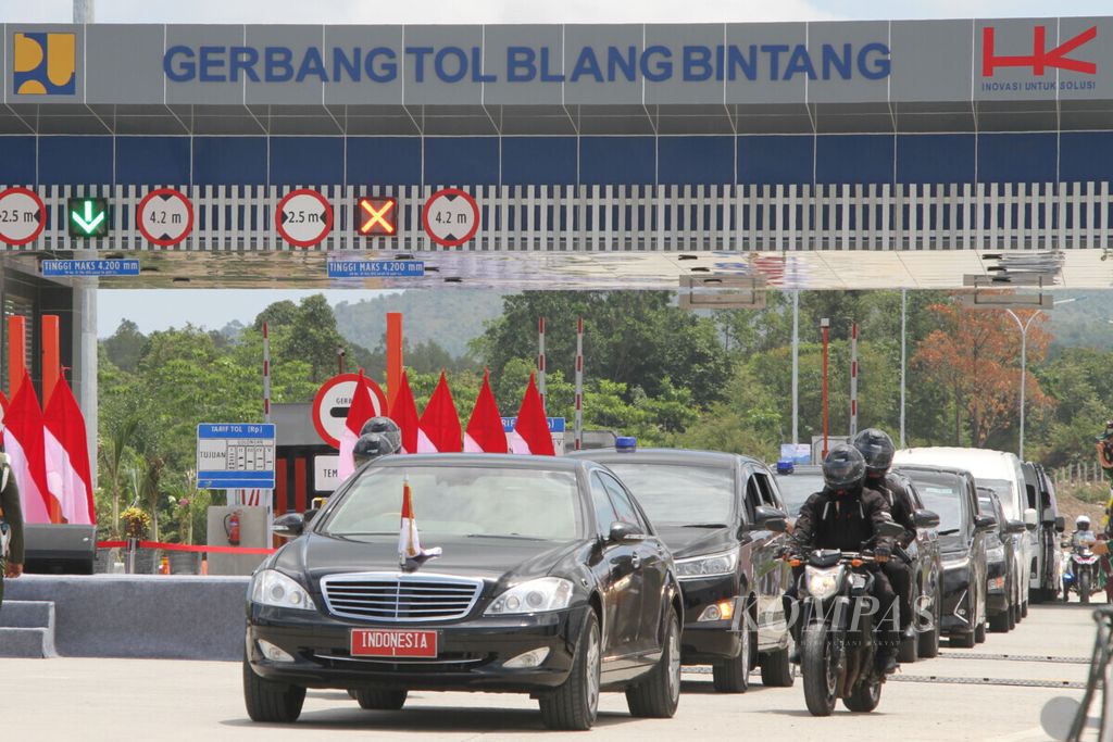 Presiden Joko Widodo (di dalam mobil) menguji penggunaan jalan tol ruas Banda Aceh–Sigli, Selasa (25/8/2020). 