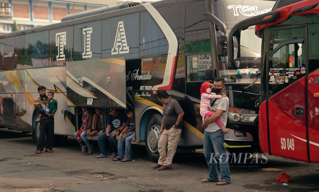 Pemudik menunggu keberangkatan bus antarkota antarprovinsi (AKAP) di Terminal Bekasi, Jawa Barat, Minggu (14/4/2022). Calon pemudik jurusan Sumatera, yakni Bandar Lampung, Palembang, Pagar Alam, Jambi, dan Bukittinggi, memilih mudik lebih awal. 